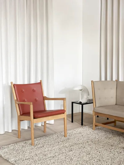 Fredericia Loungestol 1788 af Wegner - Nubuck læder 502 Warm Grey / Bøg Sort Lak