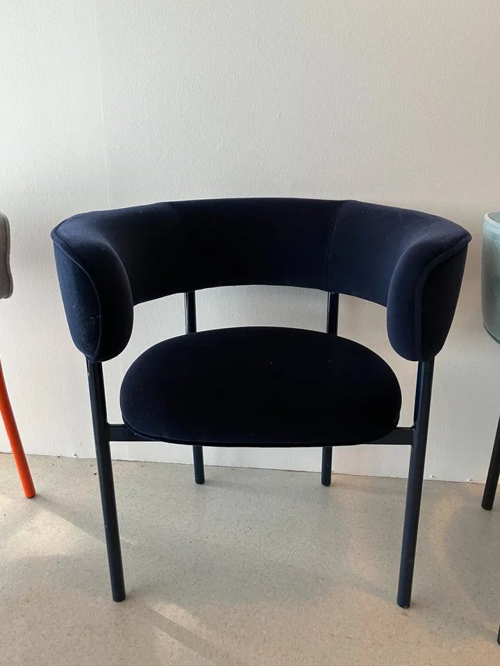 Møbel Copenhagen FONT Esszimmerstuhl m. Armlehnen - Dunkelblaues Velours/Dunkelblaues Gestell