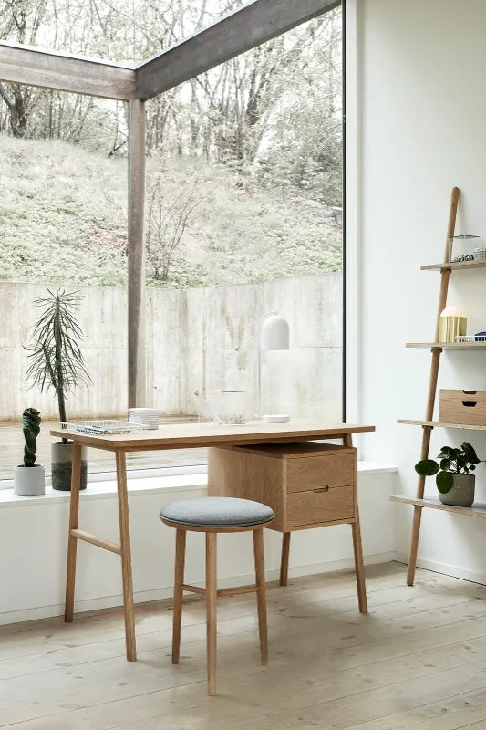 Hübsch Shy Tischlampe Weiß