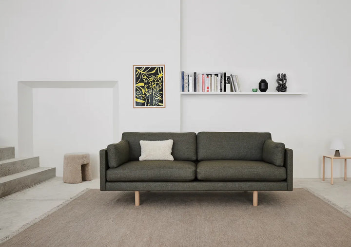 Fredericia EJ220 2-Sitzer-Sofa – Linara 380 Safari / Eiche Seife