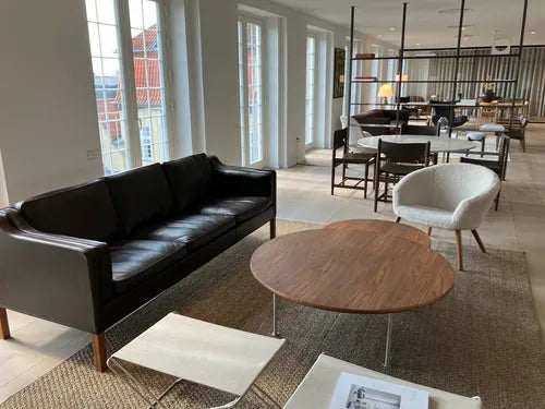 Fredericia Wegner Ox Tisch Ø80/H35 – Walnussöl / gebürsteter Edelstahl