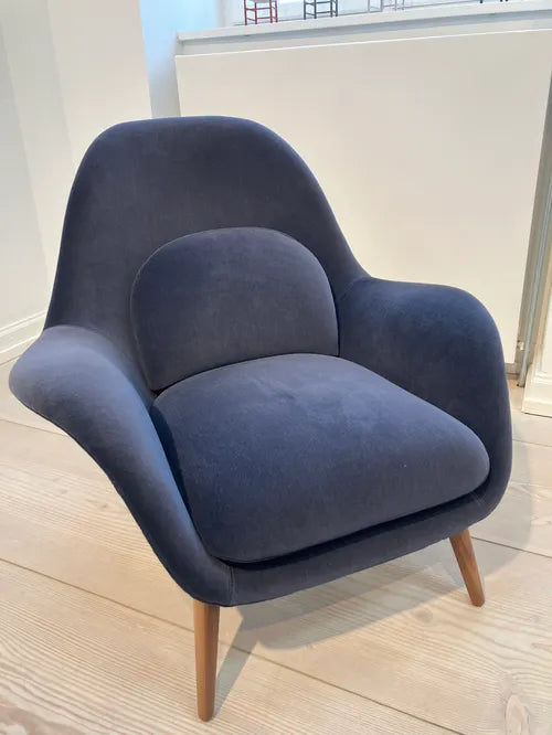 Fredericia Swoon Lounge Chair 1770 – Dunkelblau Velours (Gentle 183) / Walnuss