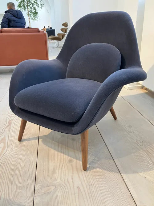 Fredericia Swoon Lounge Chair 1770 – Dunkelblau Velours (Gentle 183) / Walnuss