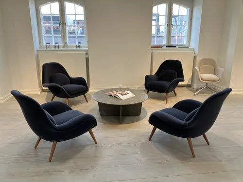 Fredericia Swoon Lounge Chair 1770 – Dunkelblau Velours (Gentle 183) / Walnuss