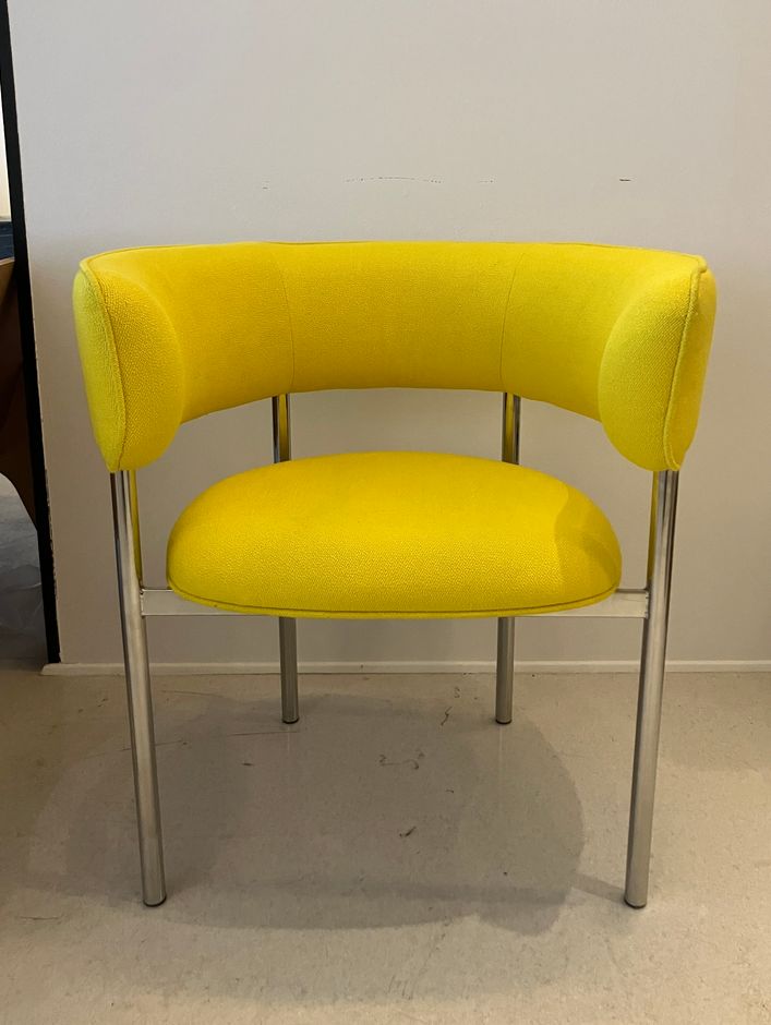 Møbel Copenhagen FONT Esszimmerstuhl m. Armlehnen - Gelb/Polierter Stahlrahmen