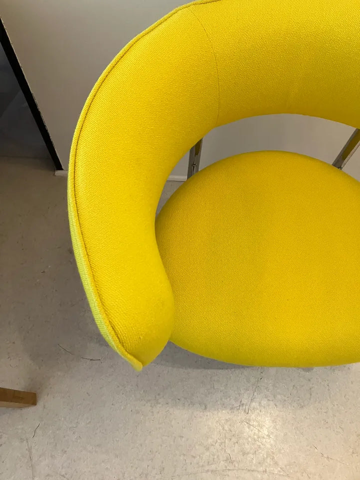 Møbel Copenhagen FONT Esszimmerstuhl m. Armlehnen - Gelb/Polierter Stahlrahmen