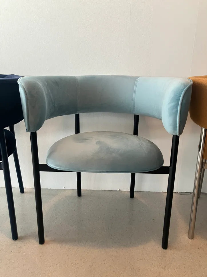 Møbel Copenhagen FONT Esszimmerstuhl m. Armlehne - Hellblauer Velours/Schwarzes Gestell