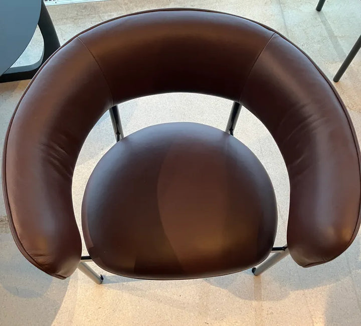 Møbel Copenhagen FONT Esszimmerstuhl m. Armlehne - Dunkelbraunes Leder/Schwarzes Gestell