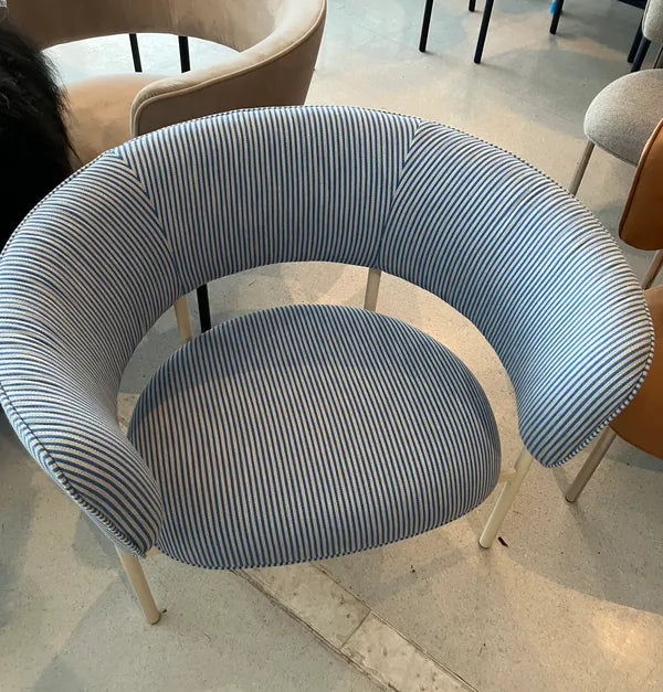 Møbel Copenhagen FONT Outdoor Sessel m. Armlehnen - Gestreift Blau-Weiß/Creme Gestell