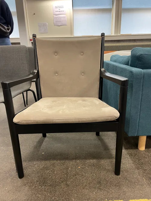 Fredericia Loungestol 1788 af Wegner - Nubuck læder 502 Warm Grey / Bøg Sort Lak
