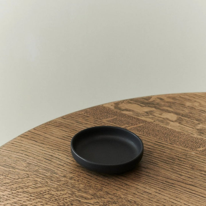 LOUISE ROE Ceramic PISU 09 Teller/Untertasse Ø9, Ink Black – 2er-Pack
