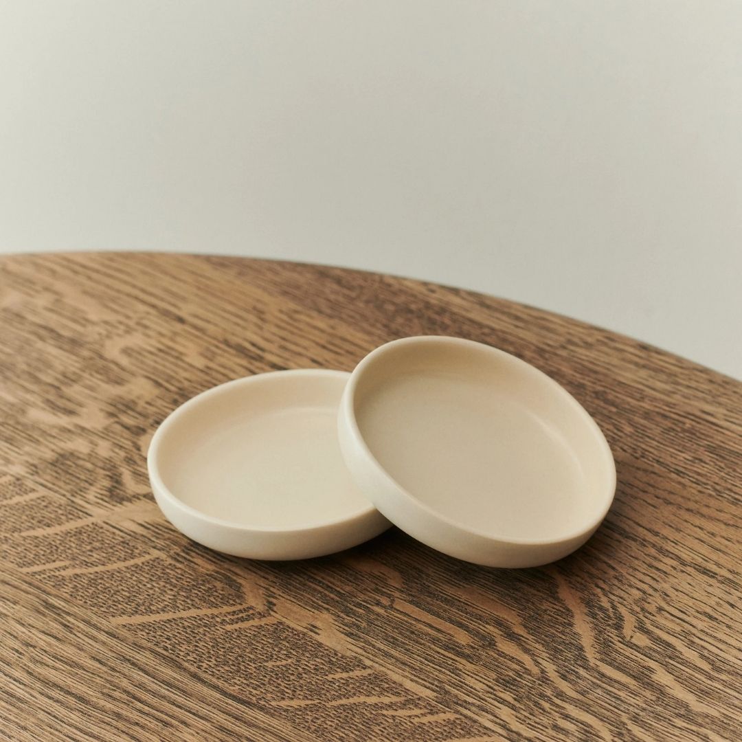 LOUISE ROE Ceramic PISU 09 Teller/Untertasse Ø9, Vanilla White – 2er-Pack