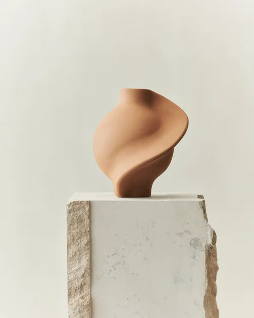 LOUISE ROE Pirout Vase 01, Sanded Ocker, H22 cm