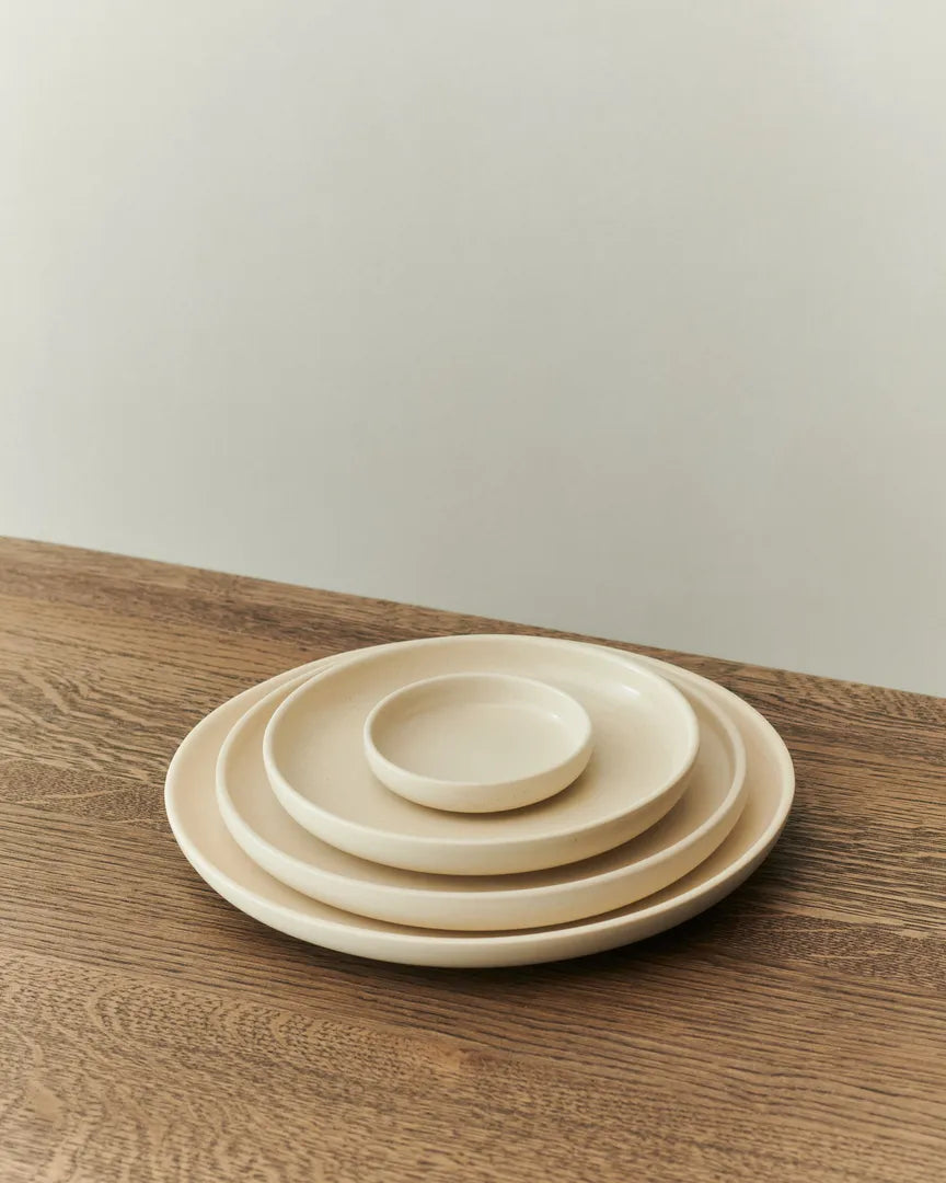 LOUISE ROE Ceramic PISU 09 Teller/Untertasse Ø9, Vanilla White – 2er-Pack