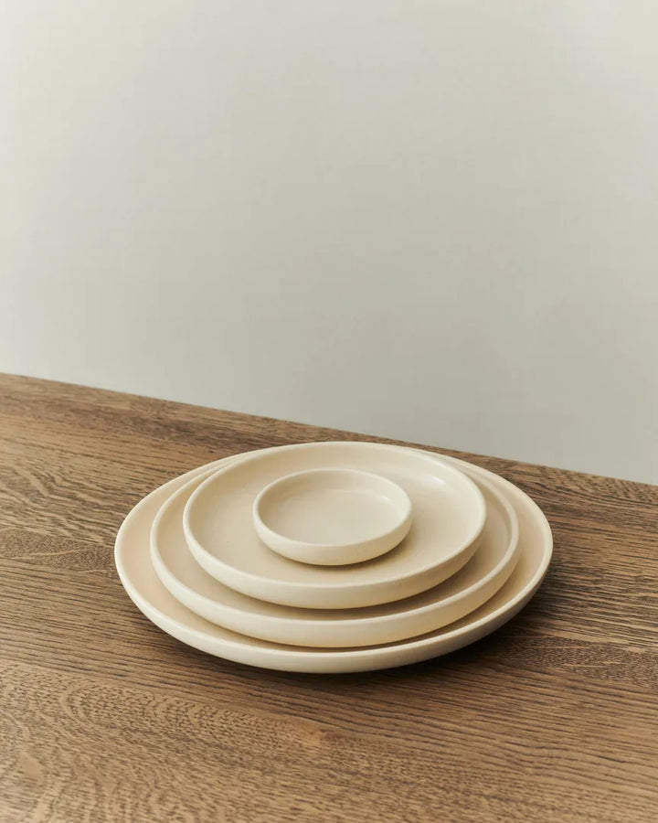 LOUISE ROE Ceramic PISU 09 Teller/Untertasse Ø9, Vanilla White – 2er-Pack