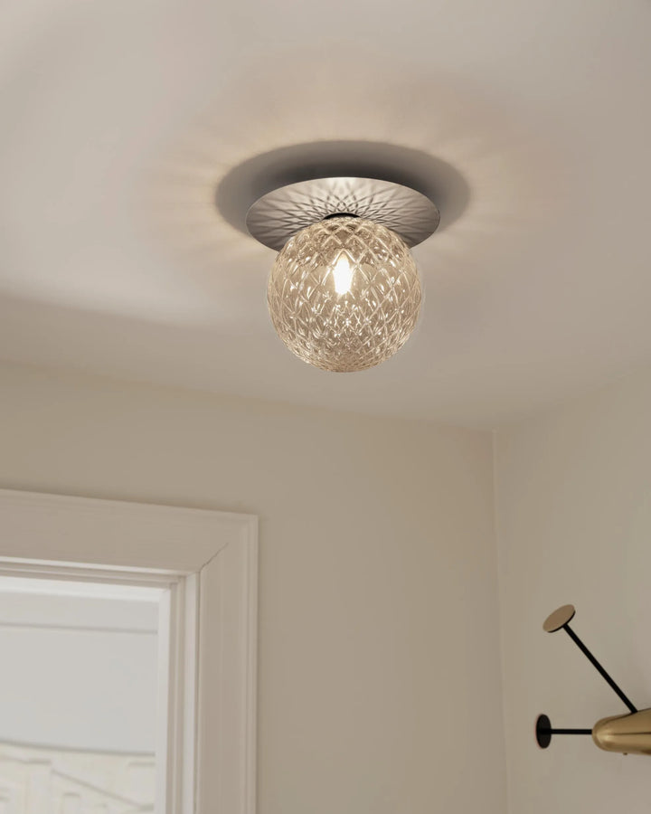 Nuura Liila 1 Large Wand-/Deckenleuchte, Hell silber / Optisch klar