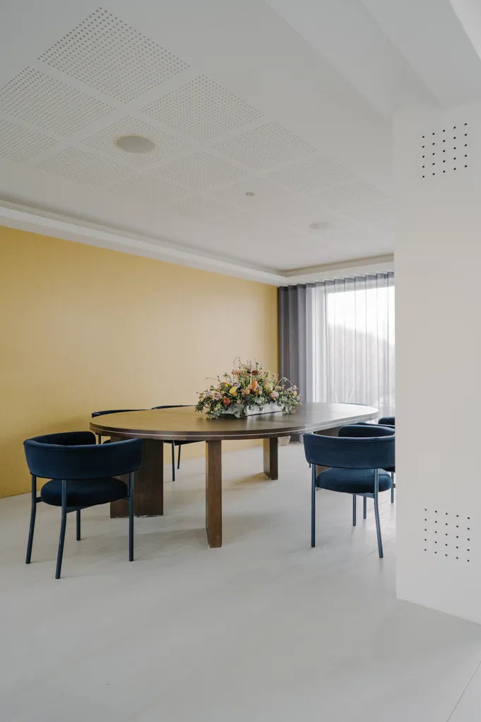 Møbel Copenhagen FONT Esszimmerstuhl m. Armlehnen - Dunkelblaues Velours/Dunkelblaues Gestell