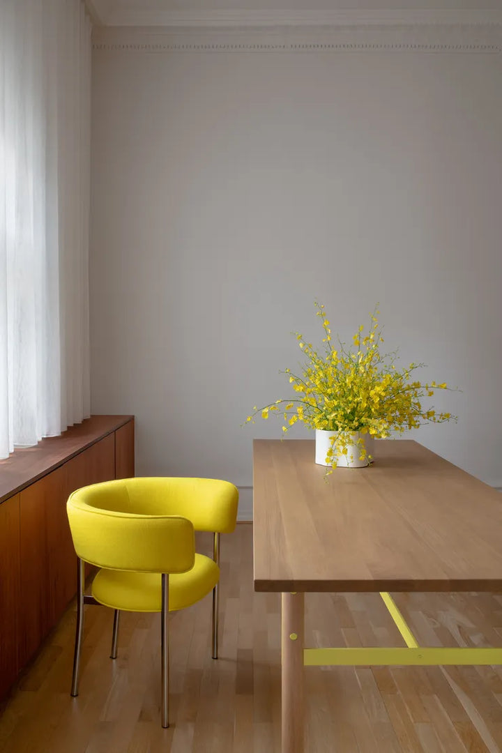 Møbel Copenhagen FONT Esszimmerstuhl m. Armlehnen - Gelb/Polierter Stahlrahmen