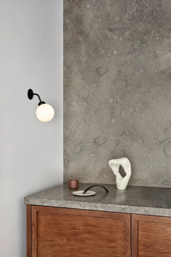 Nuura Apiales Wall Hard-wired Wandleuchte, Satin Schwarz / Opal