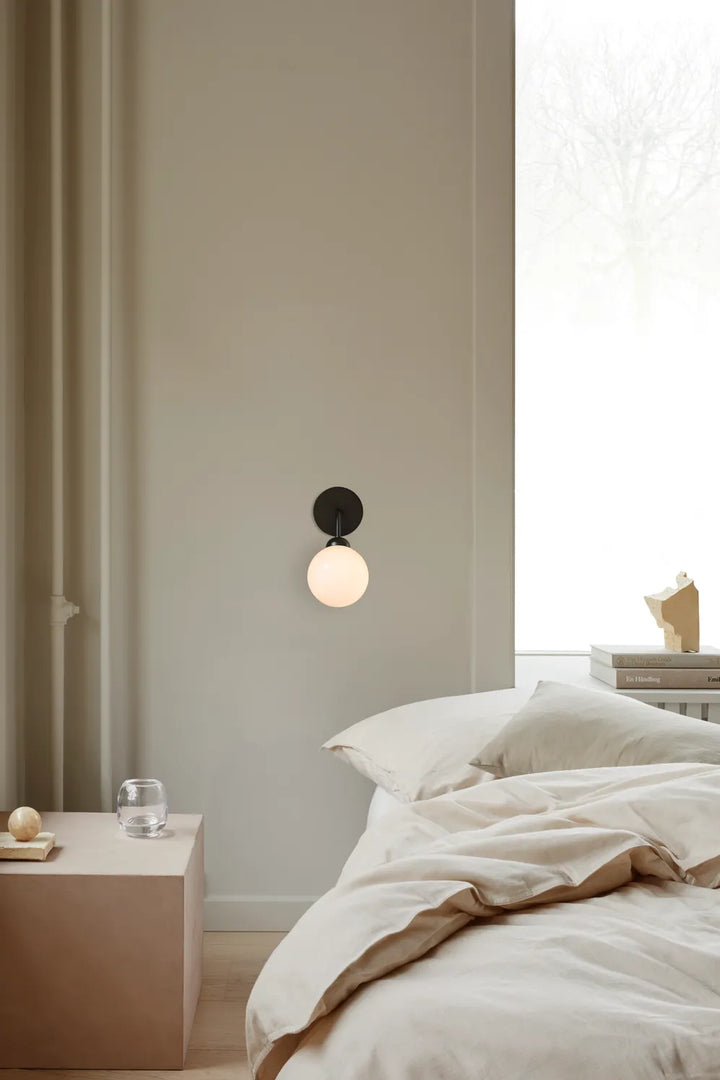 Nuura Apiales Wandleuchte, Satin schwarz / Opal
