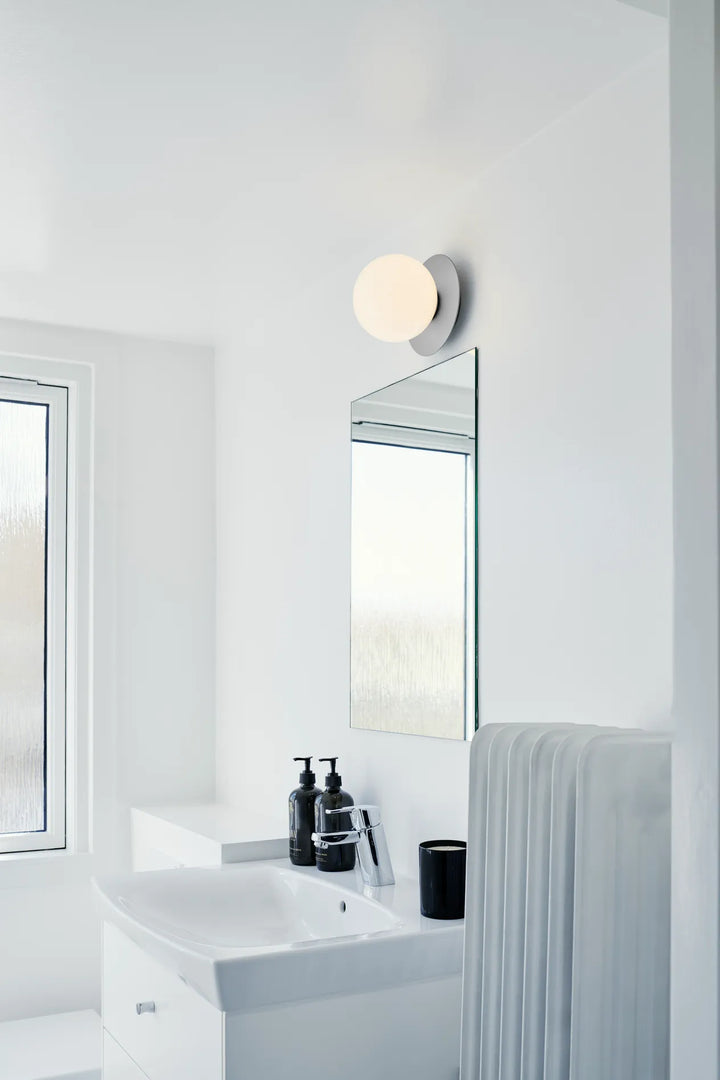 Nuura Liila 1 Medium Wand-/Deckenleuchte, Hell silber / Opal