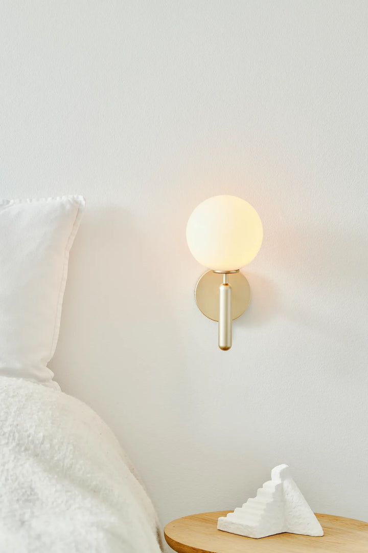 Nuura Miira Wall Wandleuchte, Messing / Opal