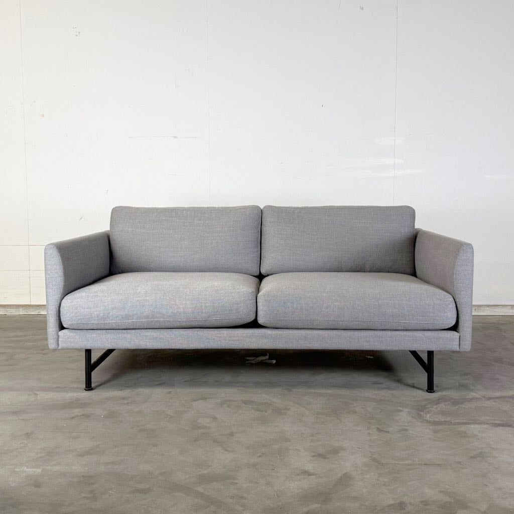 Fredericia Furniture Calmo 2 pers. Sofa - Sunniva 242 / Sort Metal Ben