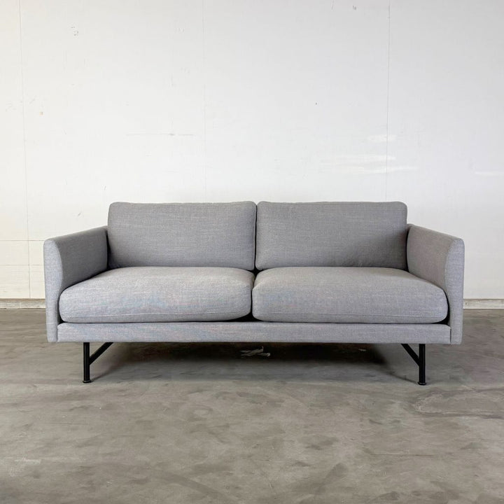 Fredericia Furniture Calmo 2 pers. Sofa - Sunniva 242 / Sort Metal Ben