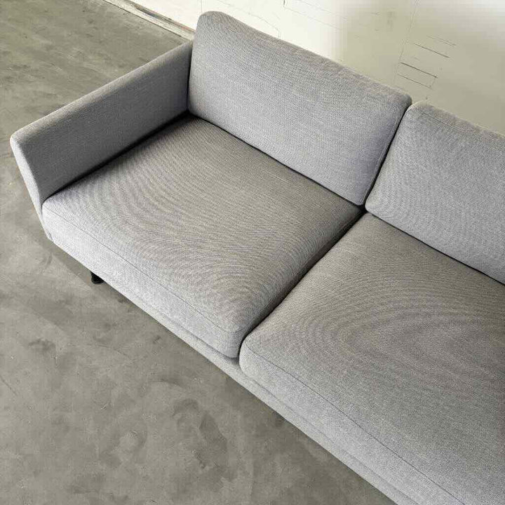 Fredericia Furniture Calmo 2 pers. Sofa - Sunniva 242 / Sort Metal Ben