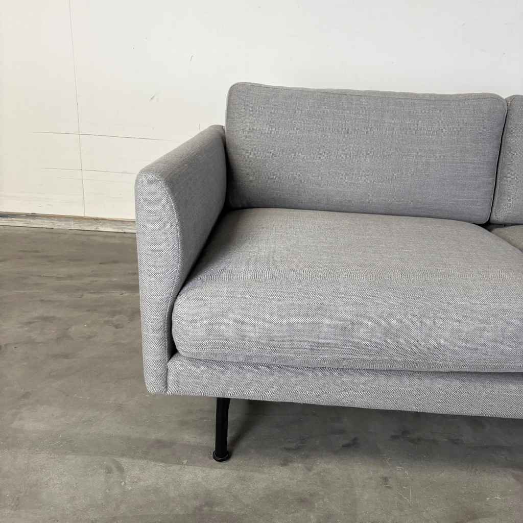Fredericia Furniture Calmo 2 pers. Sofa - Sunniva 242 / Sort Metal Ben