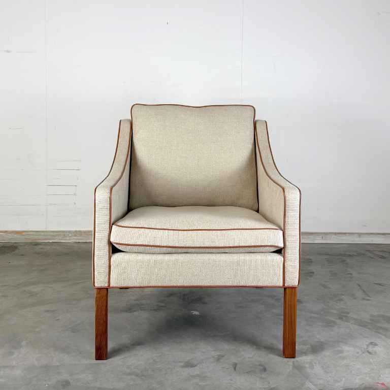 Fredericia Furniture BM Sessel – Heller Stoff / Walnussbeine