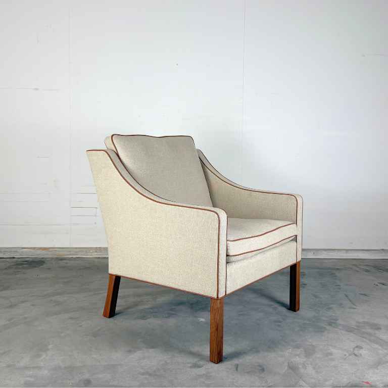 Fredericia Furniture BM Sessel – Heller Stoff / Walnussbeine