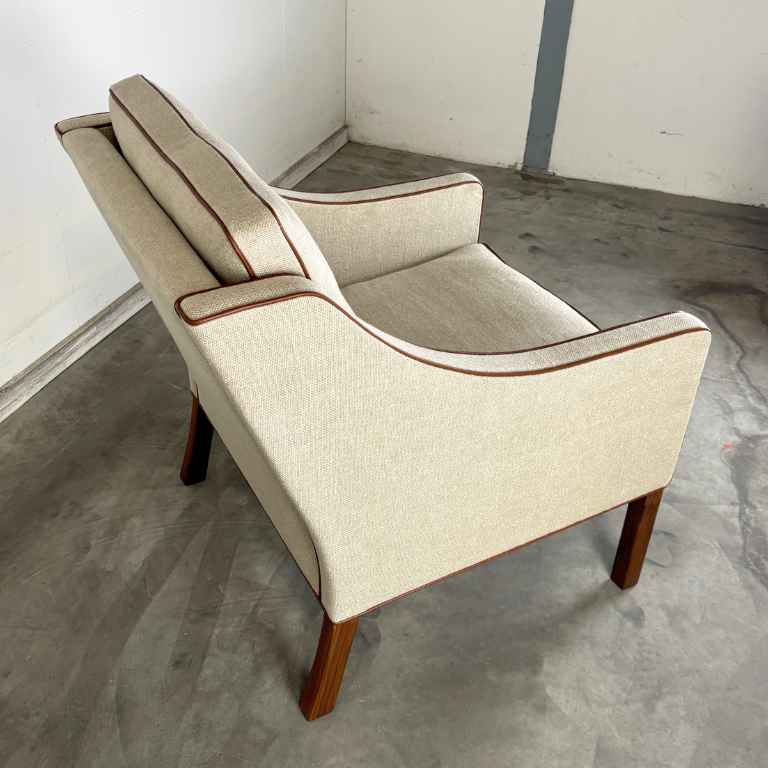 Fredericia Furniture BM Sessel – Heller Stoff / Walnussbeine