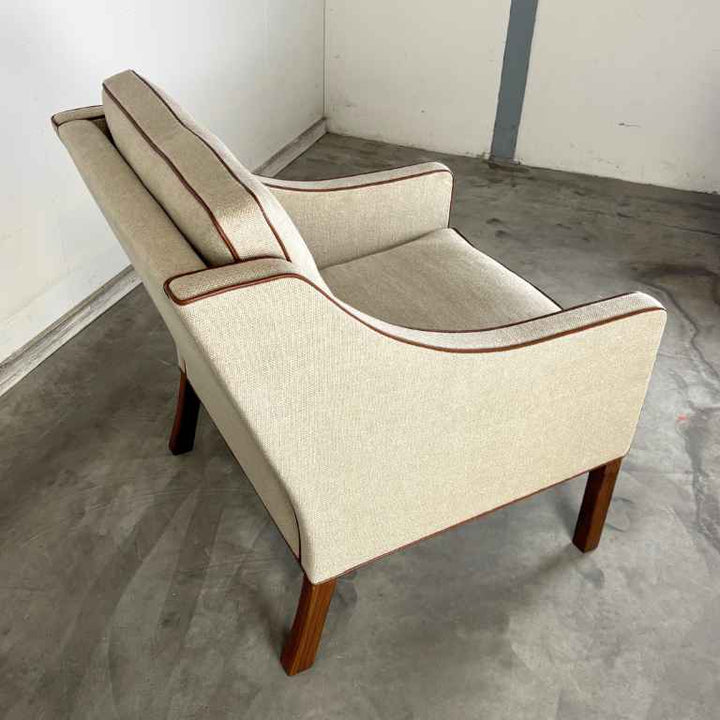Fredericia Furniture BM Sessel – Heller Stoff / Walnussbeine
