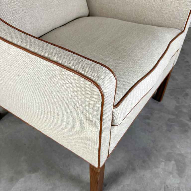 Fredericia Furniture BM Sessel – Heller Stoff / Walnussbeine