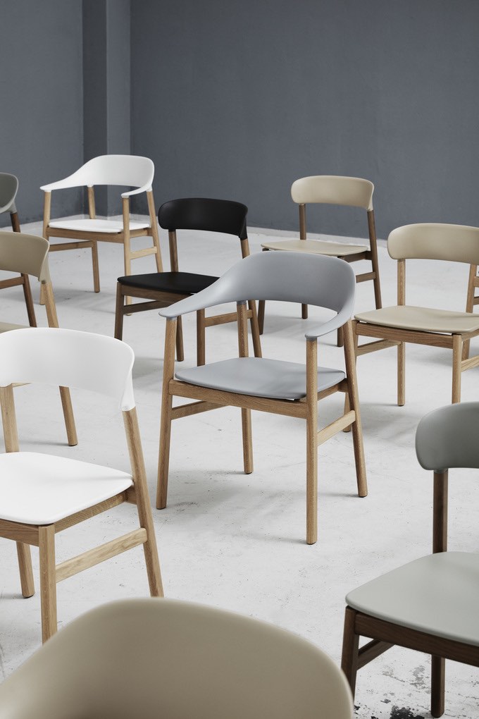 Normann Copenhagen Herit Armstol, Grå / Eg
