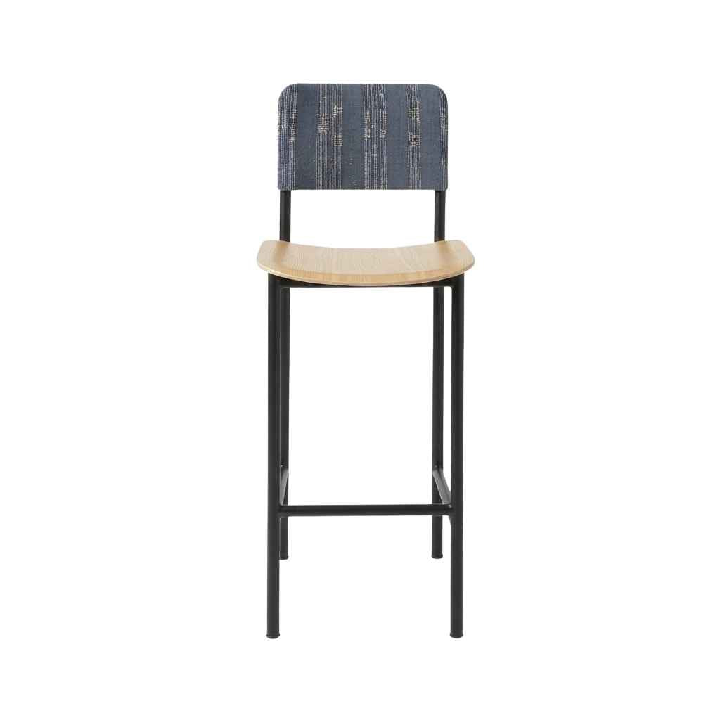 Fredericia Furniture Plan Barhocker – Schwarzes Gestell / Sitz in Eiche und Rückenlehne in Shima Indigo