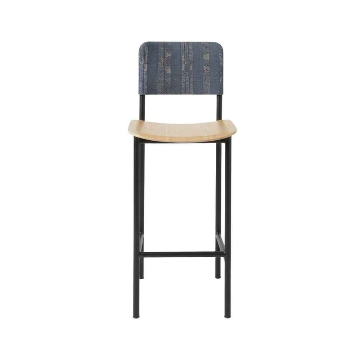 Fredericia Furniture Plan Barhocker – Schwarzes Gestell / Sitz in Eiche und Rückenlehne in Shima Indigo