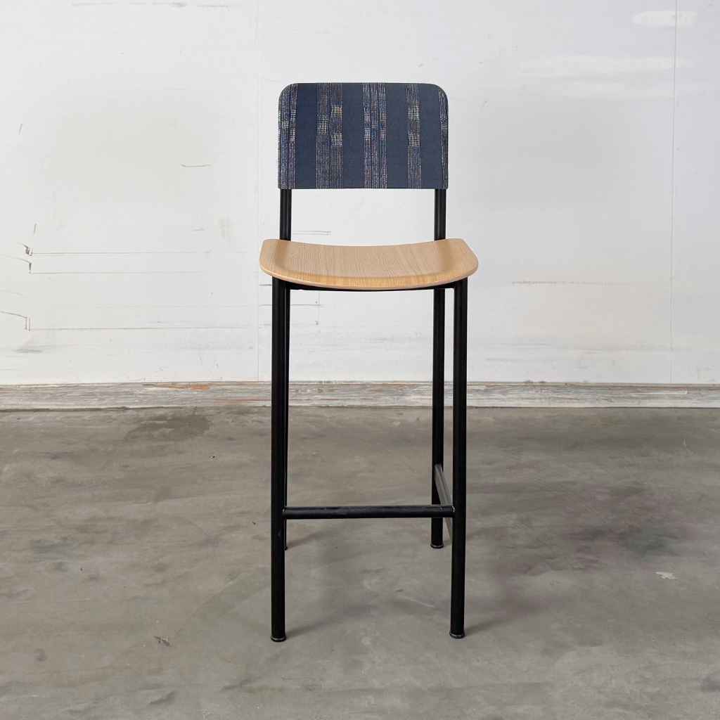 Fredericia Furniture Plan Barhocker – Schwarzes Gestell / Sitz in Eiche und Rückenlehne in Shima Indigo