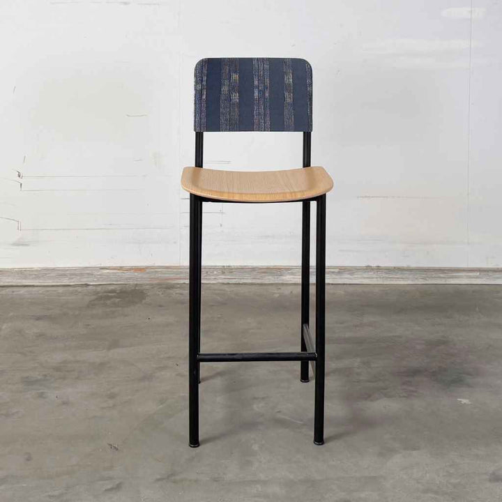 Fredericia Furniture Plan Barhocker – Schwarzes Gestell / Sitz in Eiche und Rückenlehne in Shima Indigo