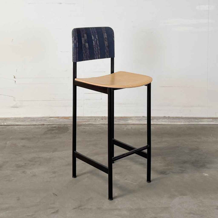 Fredericia Furniture Plan Barhocker – Schwarzes Gestell / Sitz in Eiche und Rückenlehne in Shima Indigo