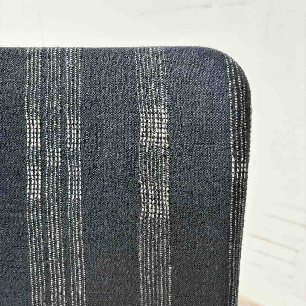 Fredericia Furniture Plan Barhocker – Schwarzes Gestell / Sitz in Eiche und Rückenlehne in Shima Indigo