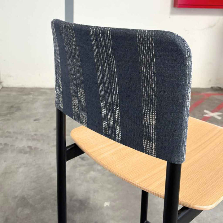 Fredericia Furniture Plan Barhocker – Schwarzes Gestell / Sitz in Eiche und Rückenlehne in Shima Indigo
