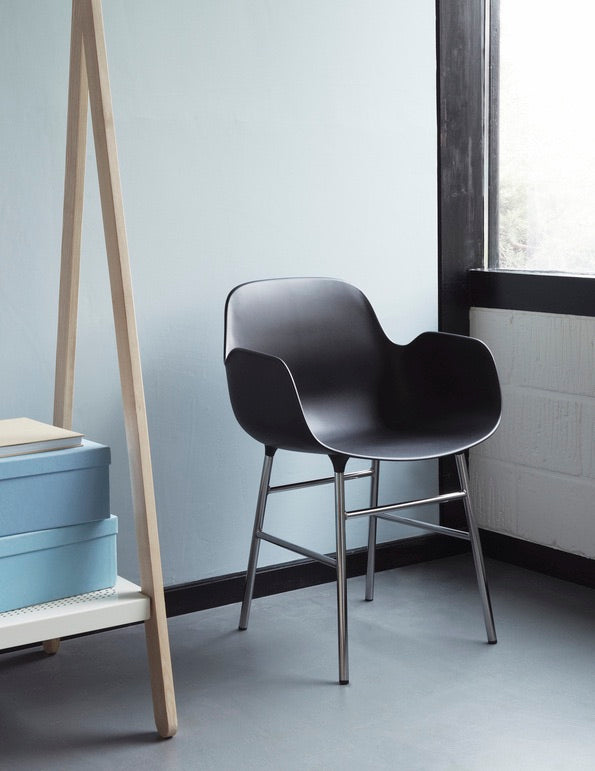 Normann Copenhagen Form Armstol, Sort Læder / Stål