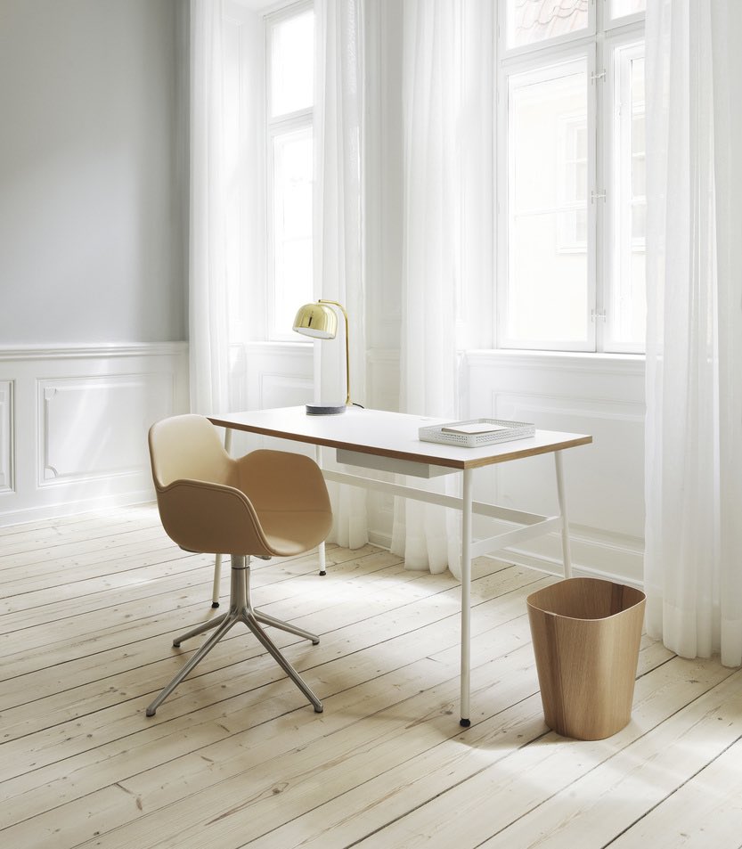 Normann Copenhagen Form Drejestol, Sort Læder / Sort