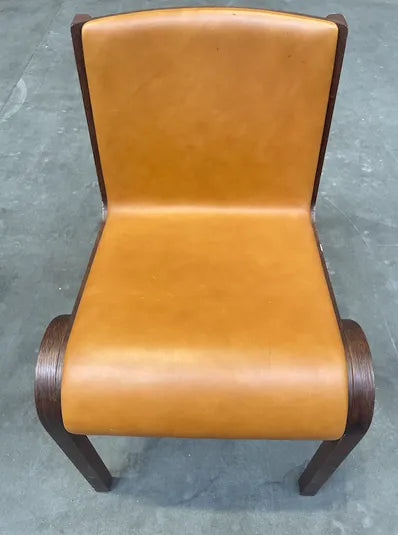 Audo Copenhagen Ready Spisebordsstol, Mørkbejdset Eg, Cognac 0250 Læder fra Dakar