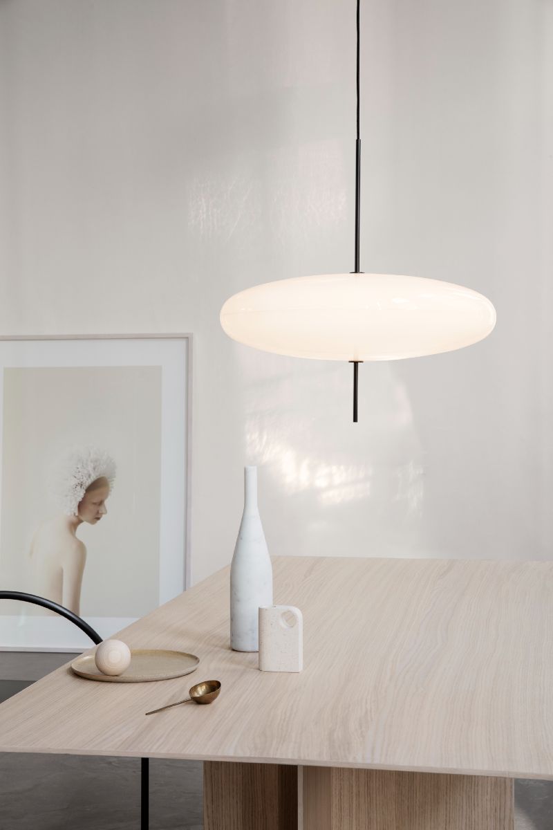 Astep Model 2065 Pendel Hvid Skærm, Sort ledning