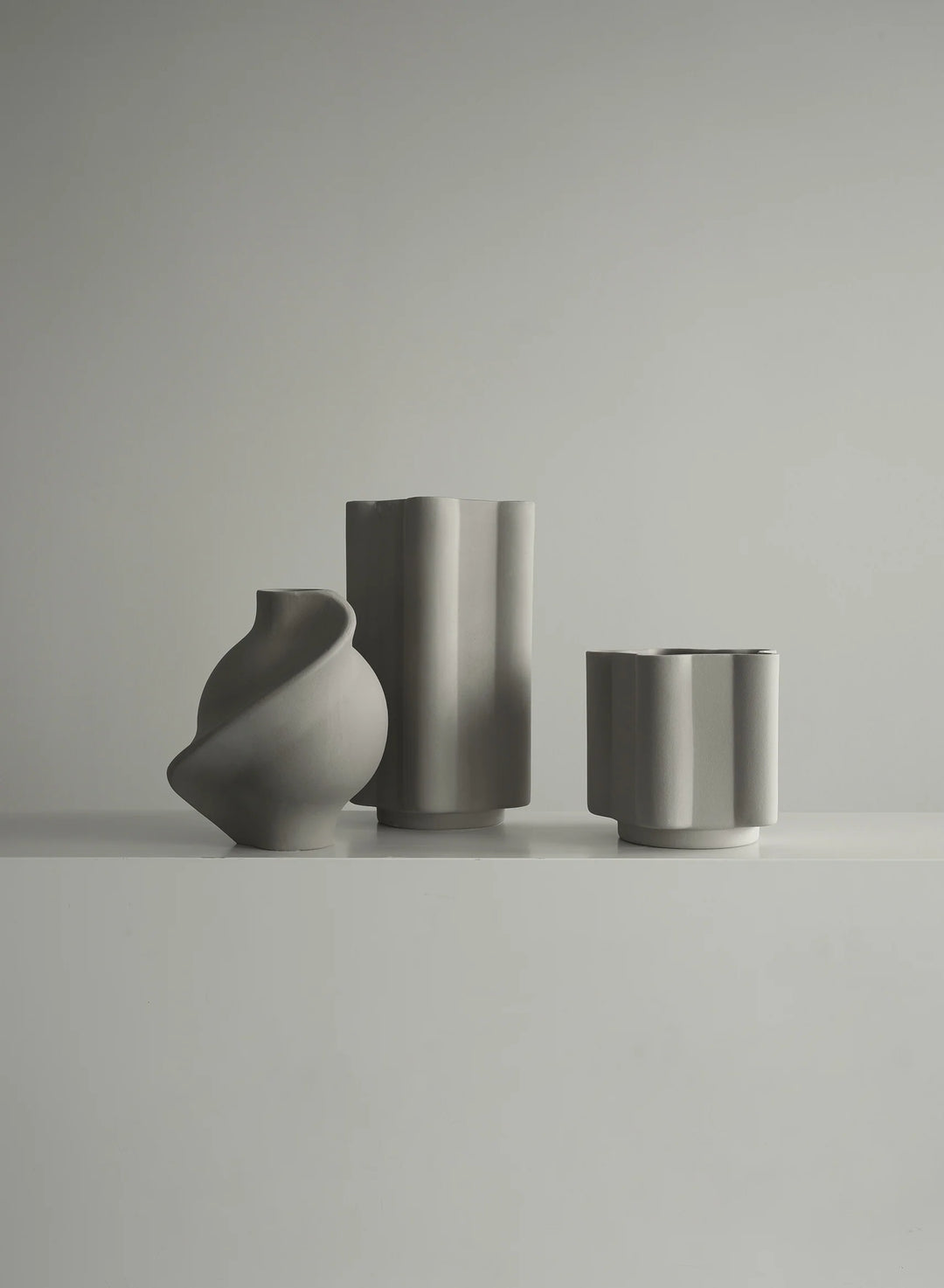 LOUISE ROE Funki Vase Rund, Geschliffenes Grau, H34 cm