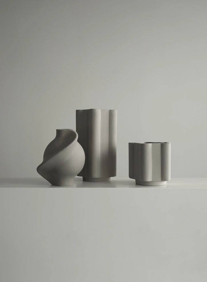 LOUISE ROE Funki Vase Rund, Geschliffenes Grau, H34 cm