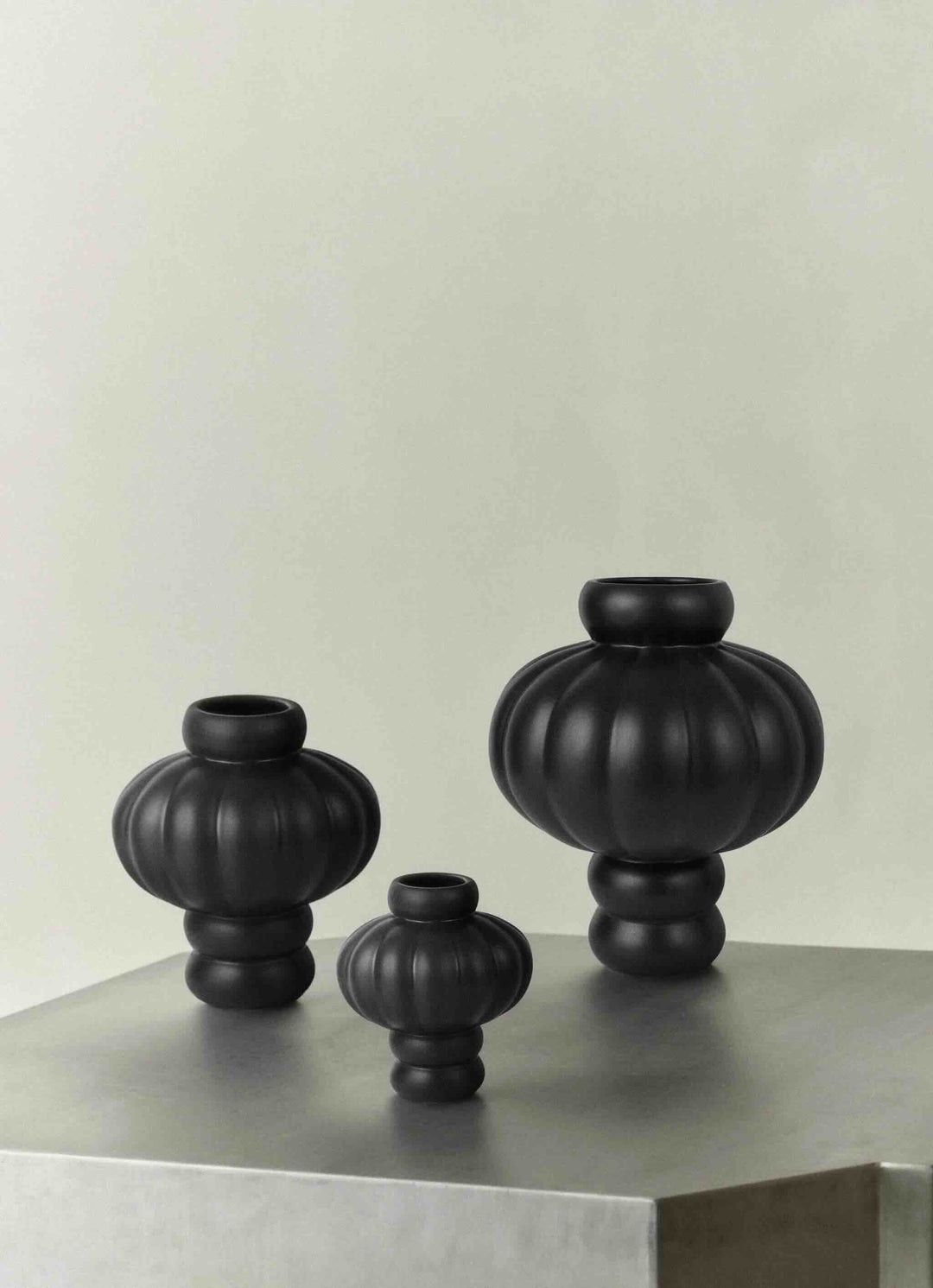 LOUISE ROE Ceremic Balloon Vase 02, Ink Sort